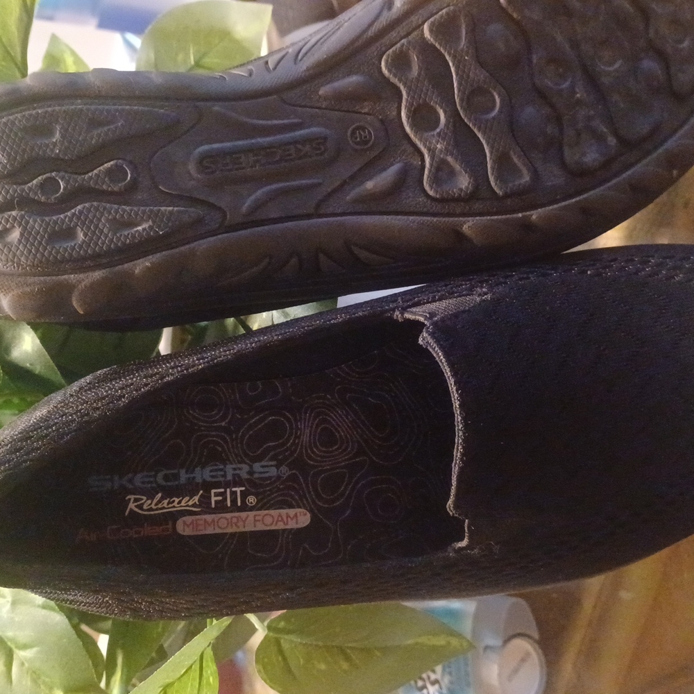 Women soft worn skechers size 8.5 relaxed fit!
